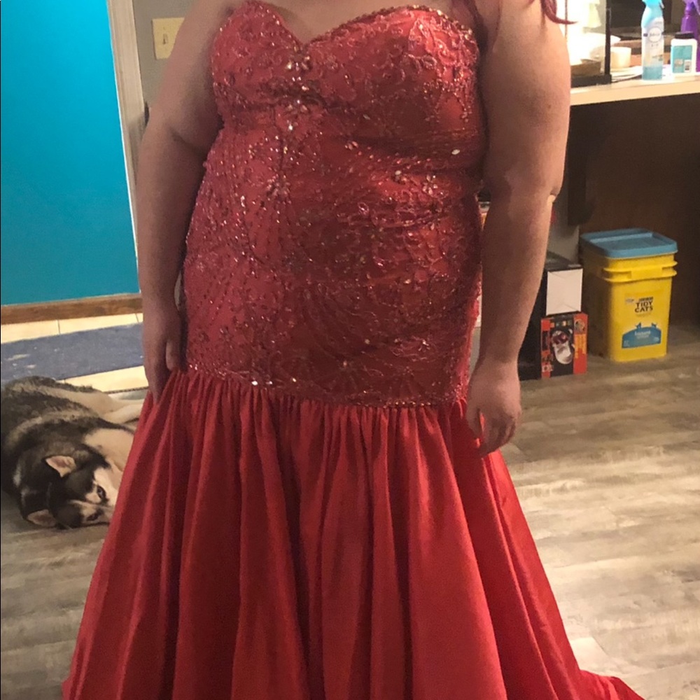 Trumpet style formal coral dress.
